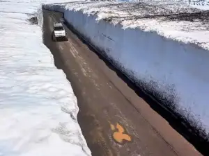 Snowy extreme: The road to Mutnovka in Kamchatka has been turned into a tunnel of snow
